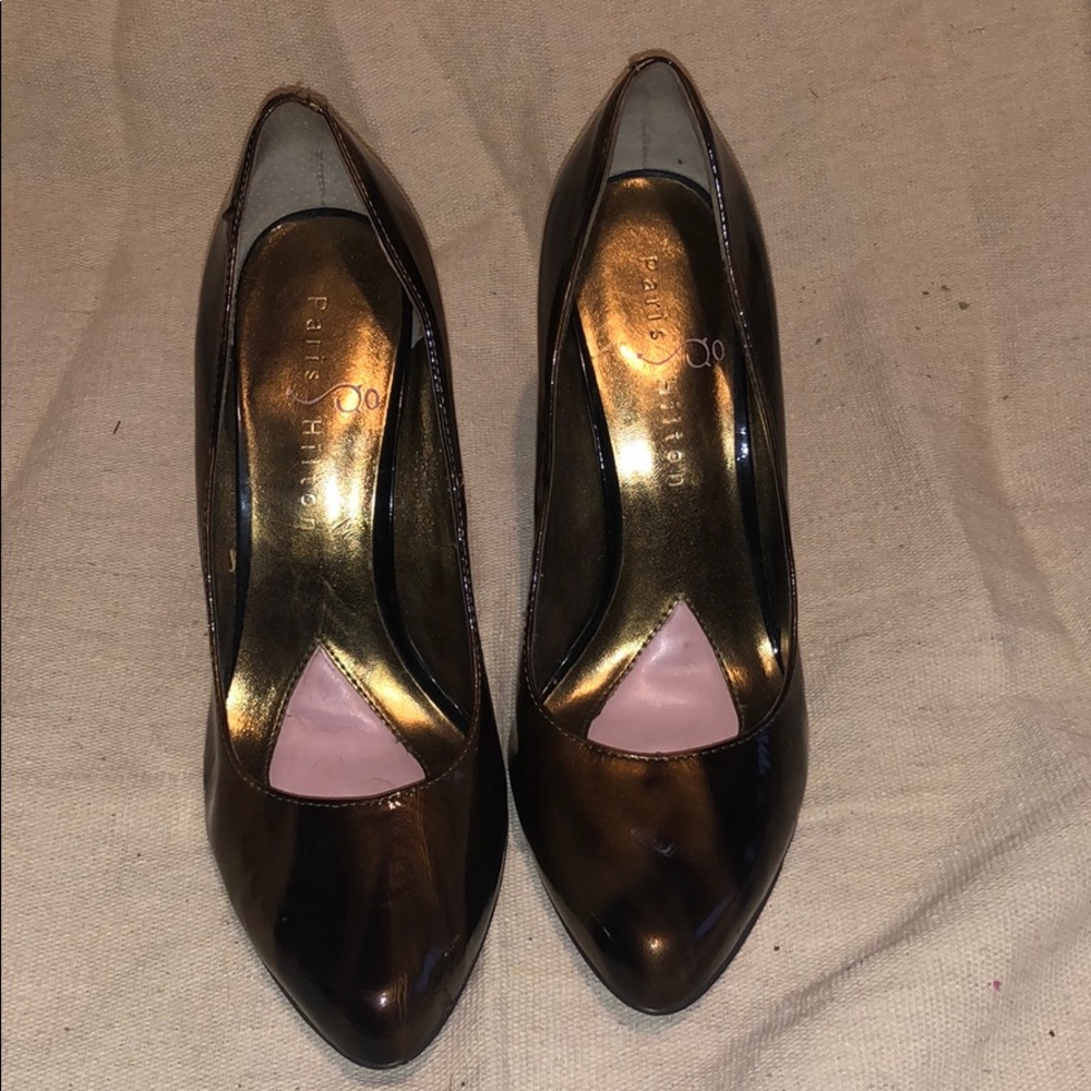 Shiny brown pump